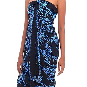 Novica Handmade Batik Rayon Sarong Black Blue  Hecha a mano  Seda artificial Pareo de malasia Negra