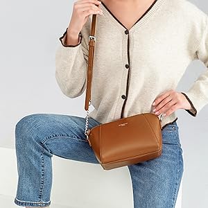 Bolso bandolera pequeño con forma trapezoidal de David Jones