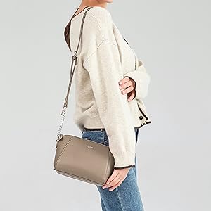 Bolso bandolera pequeño con forma trapezoidal de David Jones